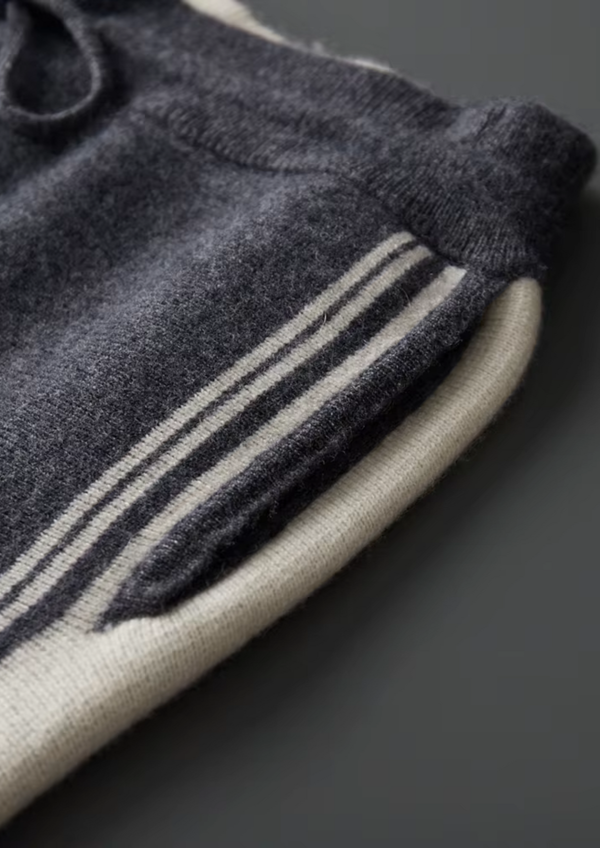 Pure Extra-Fine Merino Wool Dark Grey Damien Set by SATRI & CO. – product view 4