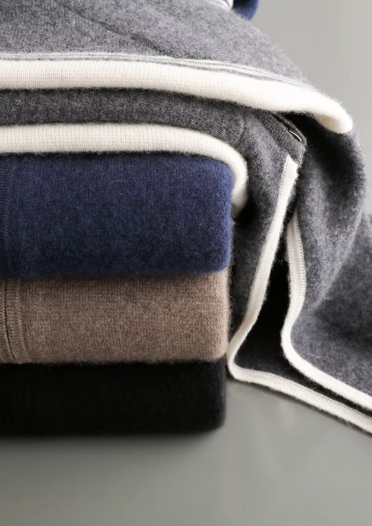 Pure Extra-Fine Merino Wool Dark Grey Damien Set by SATRI & CO. – product view 9