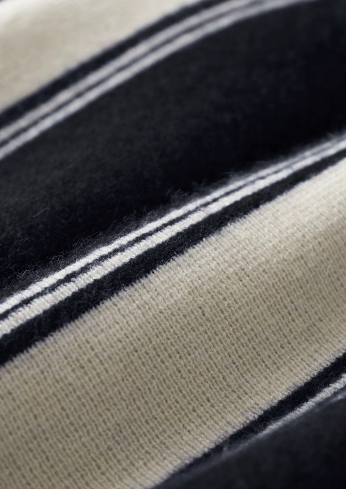 Pure Extra-Fine Merino Wool Black Damien Set by SATRI & CO. – product view 9