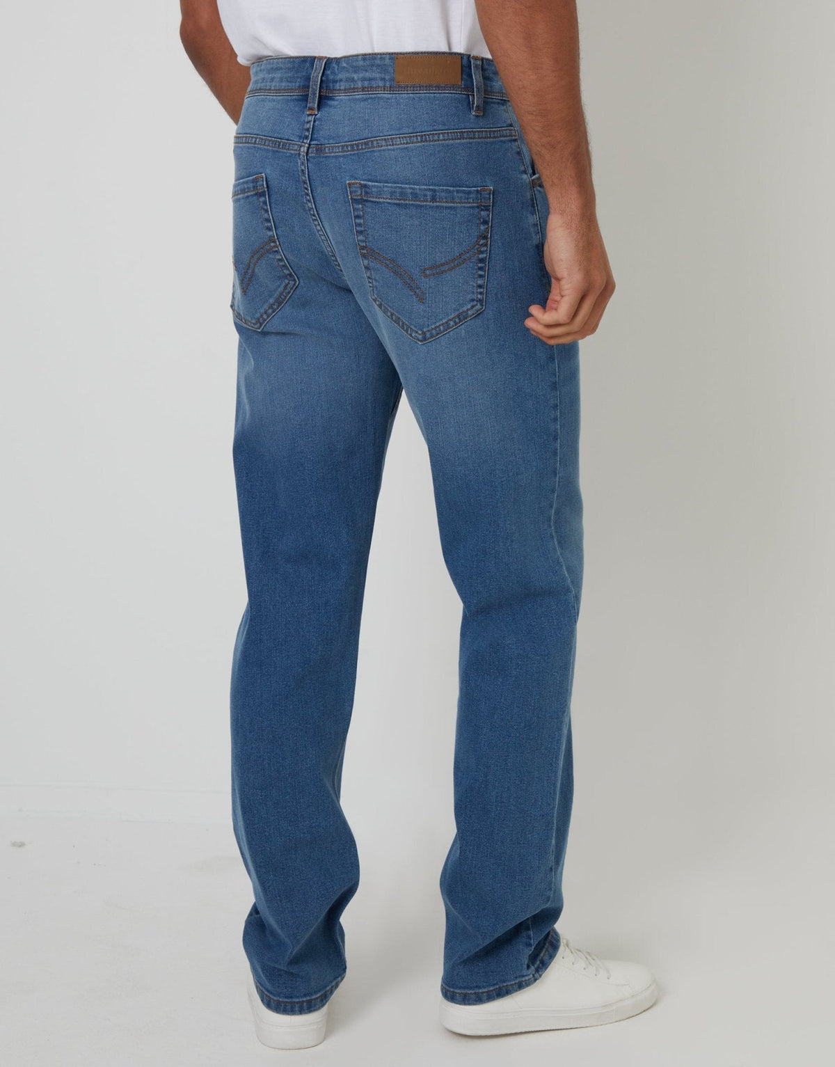 Straight Leg Jeans in Light Wash