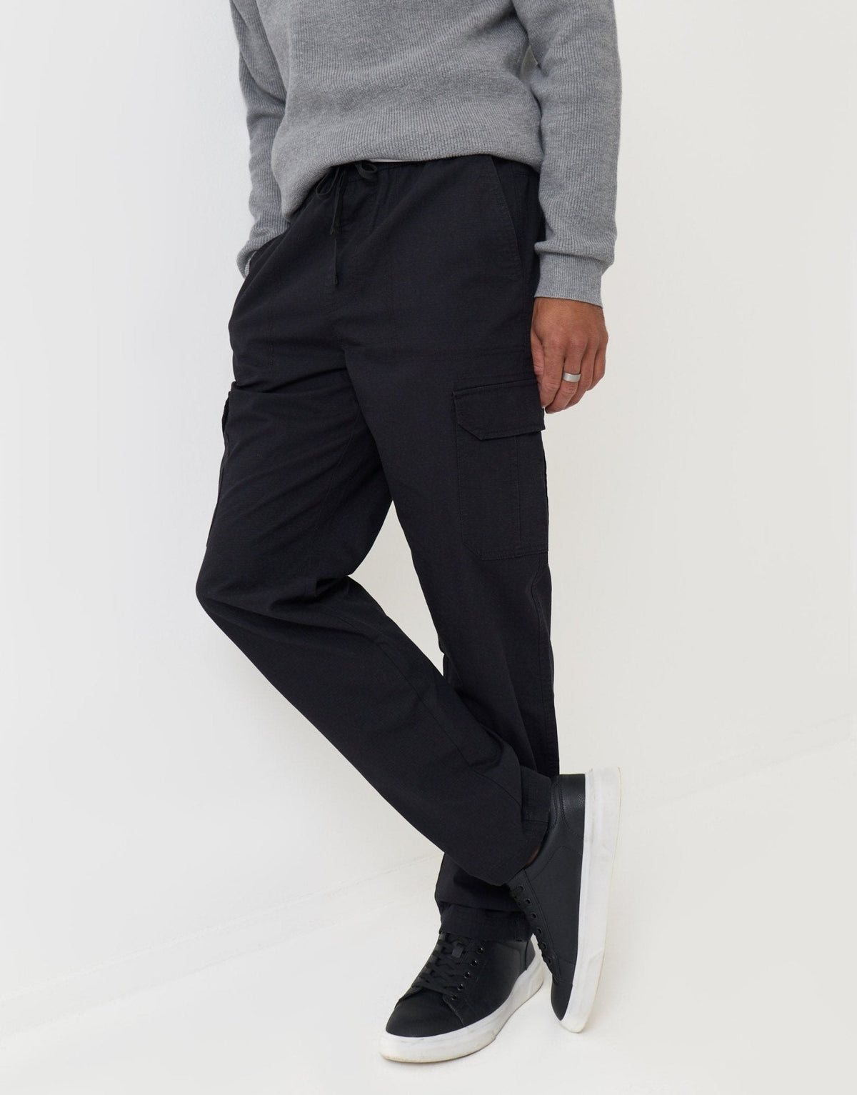 Men's Regular Fit Cotton Cargo Trousers in Black | SATRI
